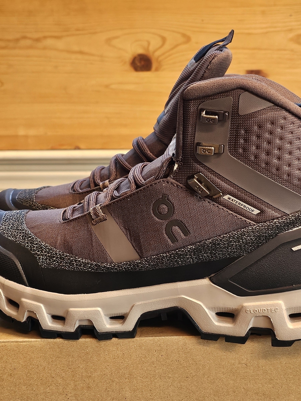 On Running Cloudrock Trek 2 Waterproof Mid Hiking Shoes Brown Size 9 New - Picture 2 of 8